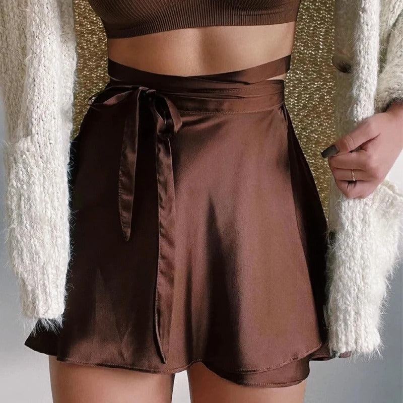 Eleganter und femininer Wickelrock aus Satin mit hoher Taille, perfekt für raffinierte Looks und besondere Abende