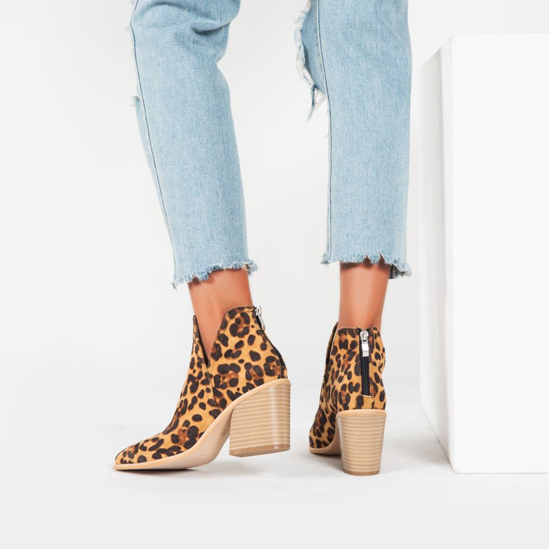 Kenia - Wildlederstiefel mit spitzer Spitze und Kerbschnitt und klobigem Absatz