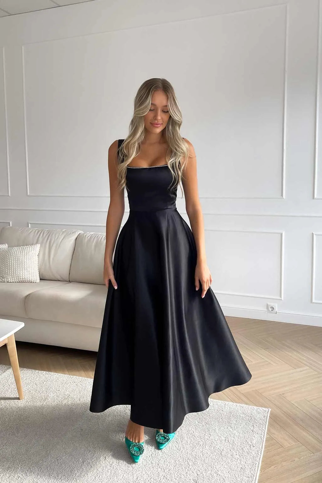 Anna - Elegantes ärmelloses Kleid mit quadratischem Ausschnitt